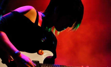 dot dot dot guitarist